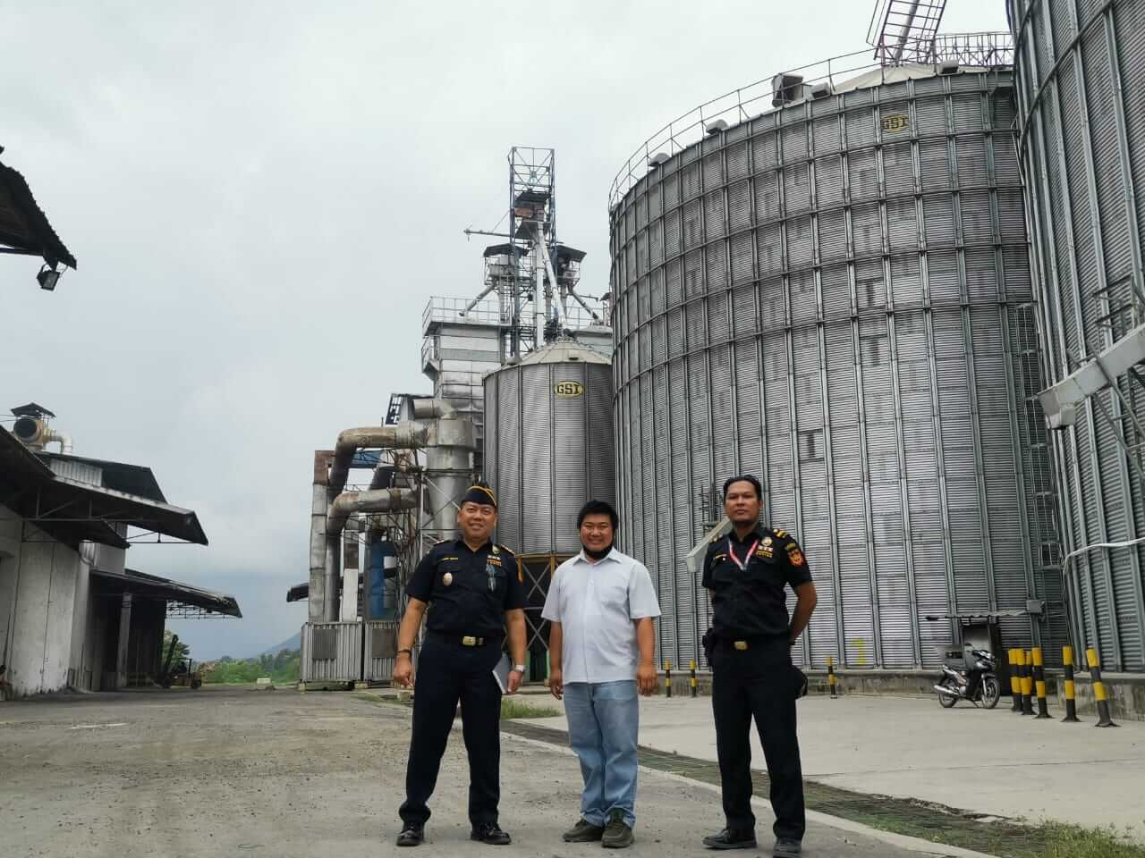 Bea cukai sumbawa melakukan diskusi dengan pengusaha pabrik jagung